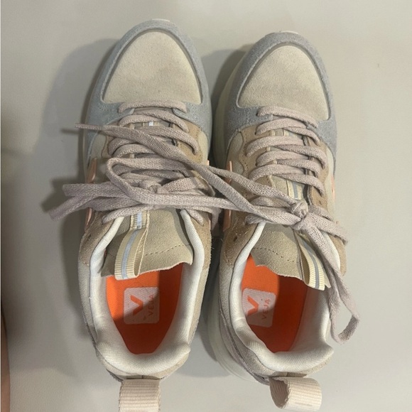 Veja Venturi Women's Beige and Gray Sneakers - Picture 4 of 5